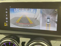 ●パノラミックビューモニター：専用のカメラにより、上から見下ろしたような視点で360度クルマの周囲を確認することができます☆死角部分も確認しやすく、狭い場所での切り返しや駐車もスムーズに行えます。