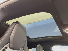 ●サンルーフ：開放感たっぷりの希少装備、サンルーフが装着されています！車内に明かりを取り入れたり景色を楽しむ以外にも、車内の空気も簡単に換気できて快適です！