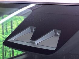 【スマートアシスト】走行中に前方の車両等を認識し、衝突しそうな時は警報とブレーキで衝突回避と被害軽減をアシスト。より安全にドライブをお楽しみいただけます。