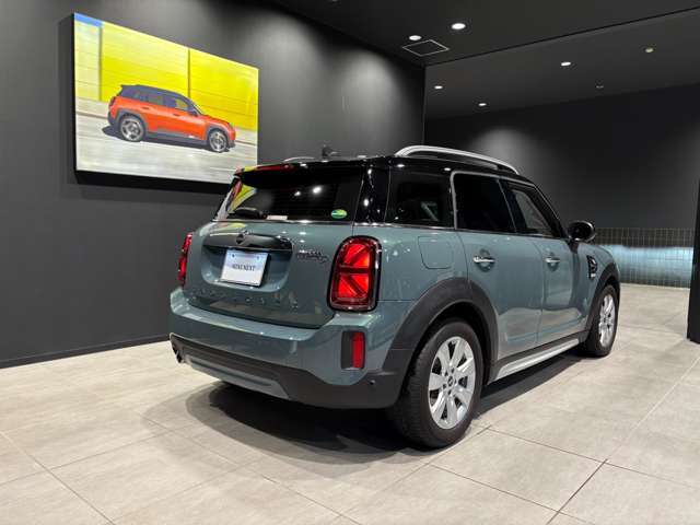 カーフィルムを施工することで防犯、断熱効果を期待できます。ご関心ございましたらお気軽にお申し付け下さい。