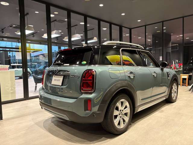 カーフィルムを施工することで防犯、断熱効果を期待できます。ご関心ございましたらお気軽にお申し付け下さい。