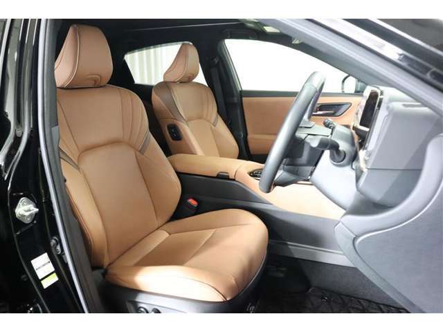 厚みがあって、座り心地のいいシート。運転席も助手席もリラックスしてゆったりと座れます。