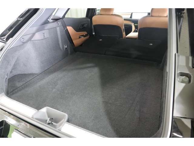 リヤシートを倒すことでバリエーション豊かに収納できます。