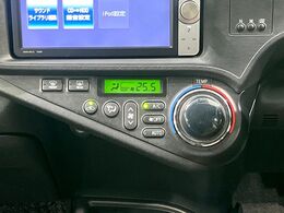 【オートエアコン】一度お好みの温度に設定すれば、車内の温度を検知し風量や温度を自動で調整。暑い…寒い…と何度もスイッチ操作をする必要はありません。快適な車内空間には必須の機能ですね♪