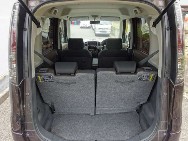 大人4人乗車時でもこれだけのラゲッジスペースがあります。4人での簡単な旅行くらいの荷物なら楽々入る広さです。軽自動車とは思えない広さと使い勝手をぜひご確認下さい！