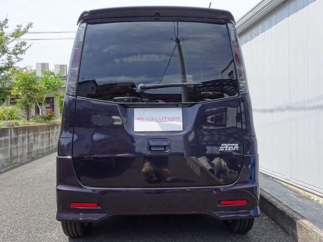 低価格の軽自動車はリアハッチが開かない固体もありますがこちらはもちろん問題ありません。リアハッチは上に上がりますので雨の日も濡れないで荷物の出し入れが出来ます。