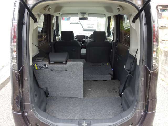 リアシートは片側だけ倒すことも出来ます。3人乗車時に大きいモノを購入した時等にとても便利です。長物や家具等も楽に積めるスペースになります。リアシートも明るく開放的で荷物を積んでも圧迫感はありません。