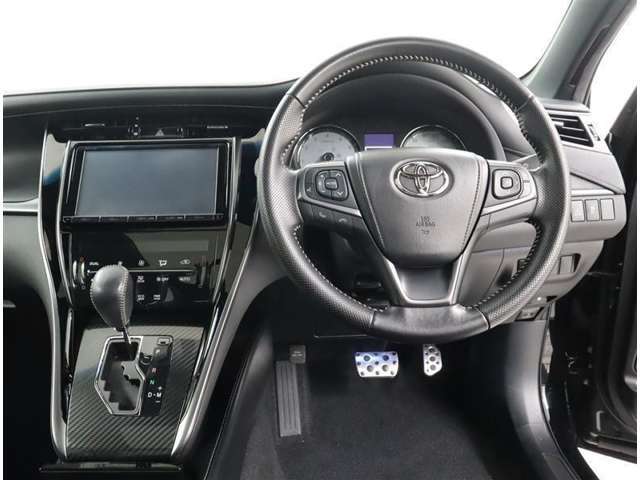 運転席側から見た写真です、お車にマッチングするように考えられたインパネデザイン！沢山のスイッチ類も運転される方が使いやすい位置に配置されていますね！