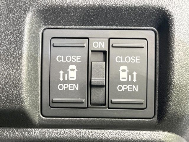 【両側パワースライドドア】スマートキーや運転席のスイッチで後席両側スライドドアの開閉が可能♪電動だから力を入れてドアを開ける必要が無く、小さなお子様でも簡単に開け閉めでき快適です♪