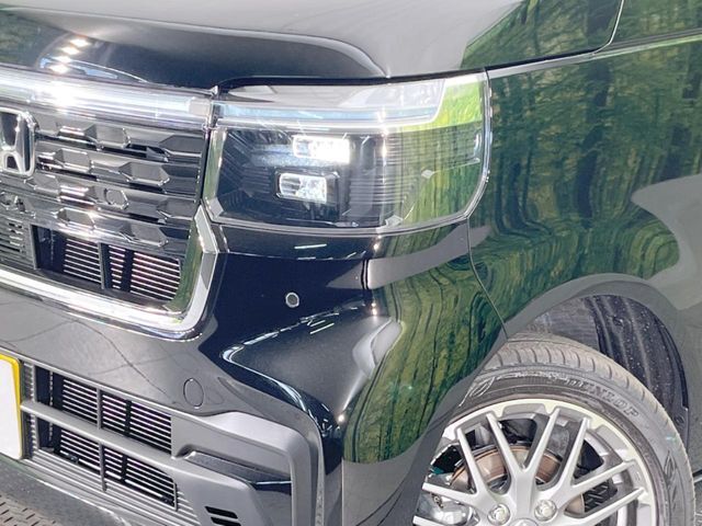 【LEDヘッドライト】悪天候や夜間走行時も良好な視界を確保し安心して運転できる高輝度LEDヘッドライトを装備！点灯速度が早く、消費電力も抑えられています。
