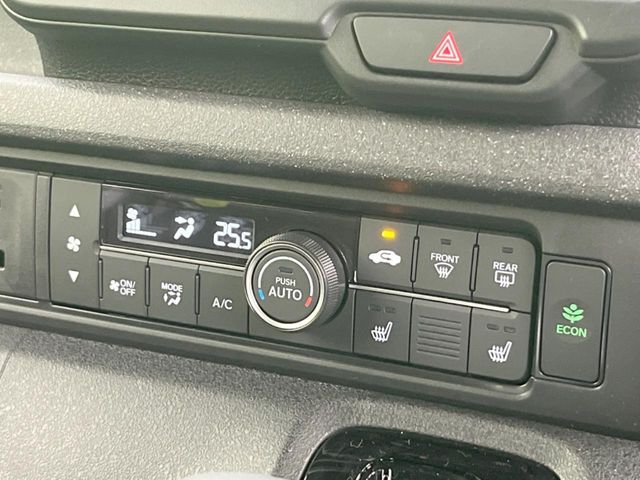【オートエアコン】一度お好みの温度に設定すれば、車内の温度を検知し風量や温度を自動で調整。暑い…寒い…と何度もスイッチ操作をする必要はありません。快適な車内空間には必須の機能ですね♪