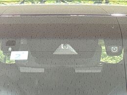 【トヨタセーフティセンス】走行中に前方の車両等を認識し、衝突しそうな時は警報とブレーキで衝突回避と被害軽減をアシスト。より安全にドライブをお楽しみいただけます。