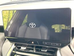 【12.3インチディスプレイオーディオ】スマートフォンと連携が可能な大画面ディスプレイオーディオです。スマートフォンのナビ機能を使用したり、Bluetooth接続で音楽もお楽しみいただけます！