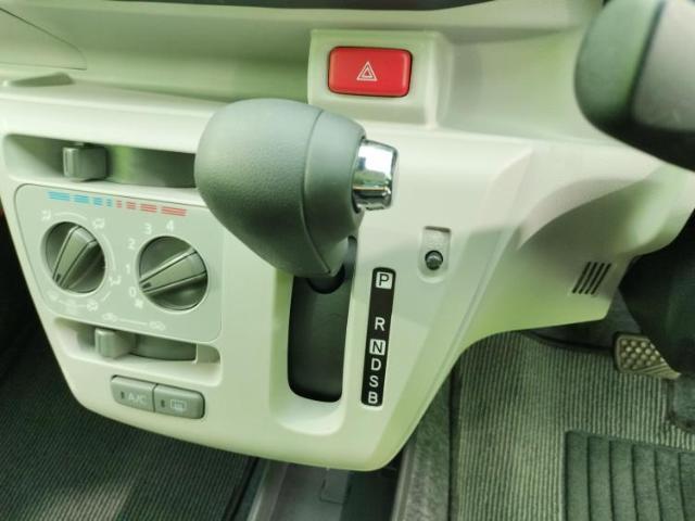 WECARSの展示場では実際に見て、触ってお車をお選びいただけます！知識の豊富な営業スタッフが様々なカーライフをご提案いたします！