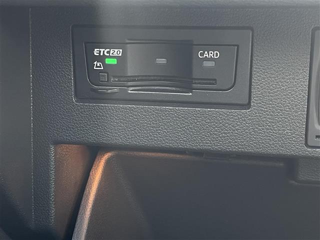 【ETC】有料道路を利用する際に料金所で停止することなく通過できる、ETC車載器（ノンストップ自動料金収受システム機器）が装備されています。セットアップを行うことで利用可能になります。