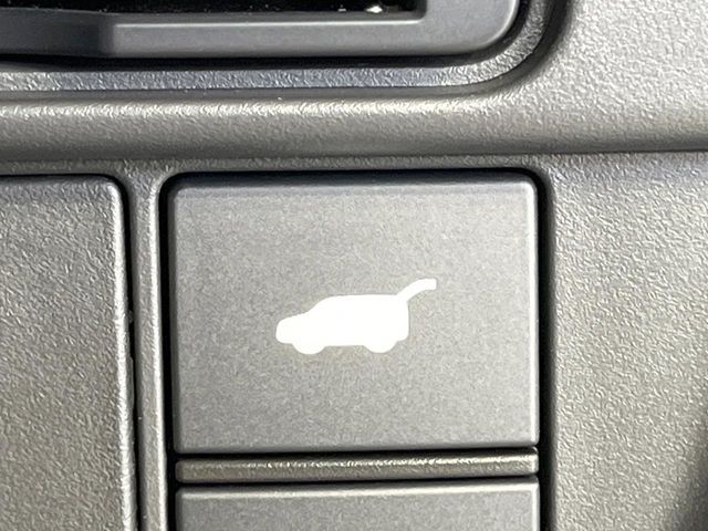 【パワーバックドア】スマートキーや運転席のボタンを押すだけでリアゲートが自動で開閉します！荷物を持っている時や、高い位置にあるバックドアを閉める際に便利な機能です♪