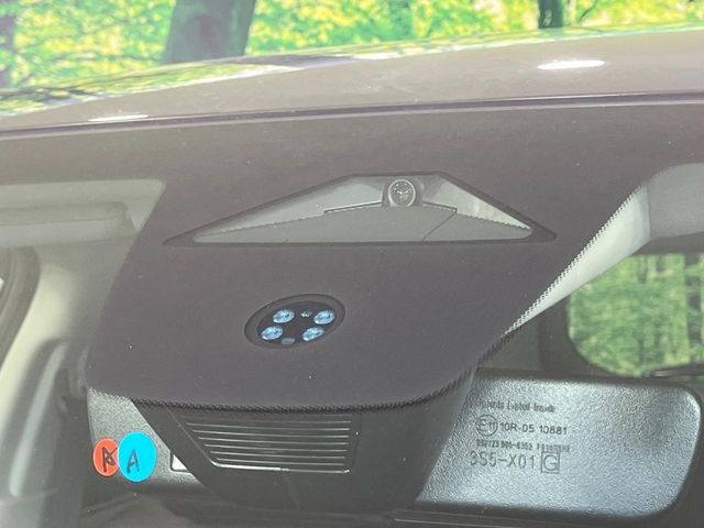 【ホンダセンシング】走行中に前方の車両等を認識し、衝突しそうな時は警報とブレーキで衝突回避と被害軽減をアシスト。より安全にドライブをお楽しみいただけます。