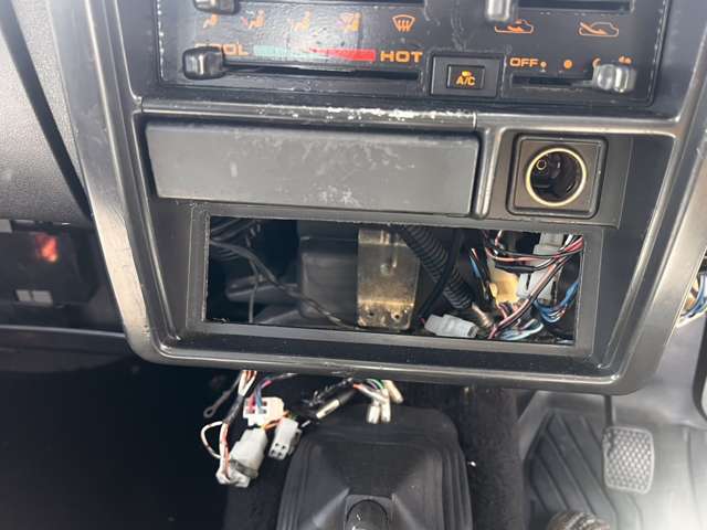 運転席操作部には各種ボタン・スイッチがあります。
