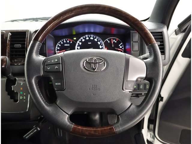 【ステアリング】ハンドルは軽やかに回り　気持ちよく運転が出来ます