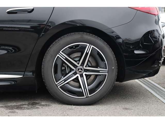 納車前整備は、メルセデスベンツ国際認定メカニックによる最新の検査ライン等の施設が充実した当社工場で入念に行います。