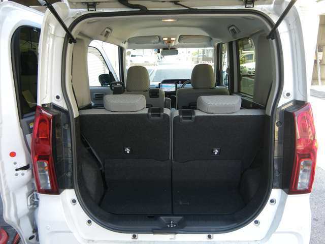 十分スペーストランクルーム！簡単操作でリアシートをフラットに！