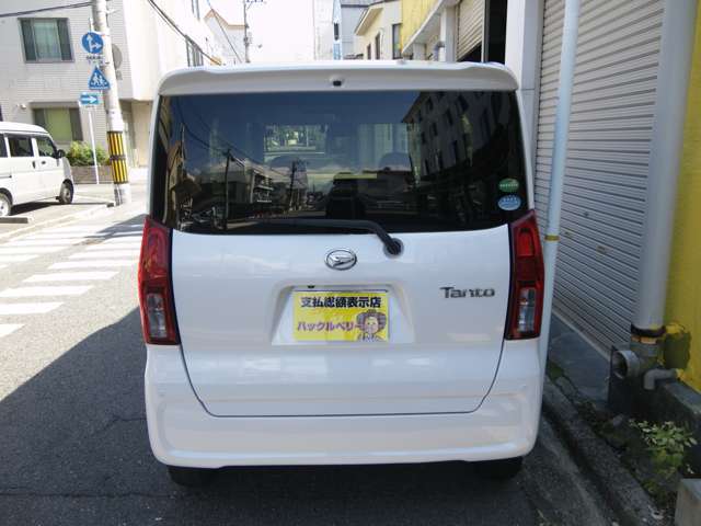 リアガラスプライバシー車で駐車も安心バックカメラ装備車！