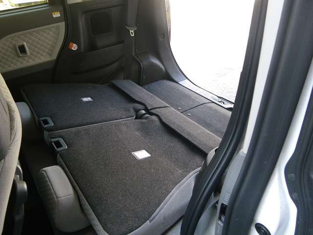 簡単操作でリアシートをフラットに！