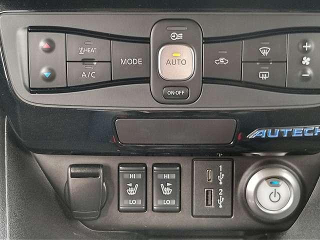 見やすいナビ表示のオートエアコン！暑い時・寒い時も設定した温度に車内を自動で調節。快適なドライブをサポートしてくれます♪