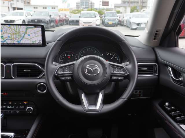 ハンドルも手にしっくり馴染み、握りやすくしっかり車の情報が伝わってきます。
