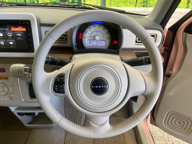 【レーダーブレーキサポート】前方車両との衝突の回避・軽減を緊急ブレーキで支援。また、前方に障害物がある状況でアクセルペダルを踏み込んだ場合に、急発進の防止を支援する機能も備えています。