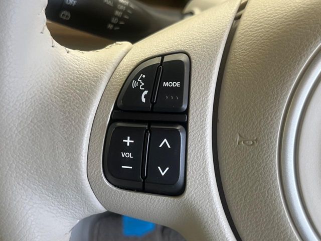 【ステアリングリモコン】運転中でも目線はそのまま、手元のスイッチで安全にオーディオが操作できます。