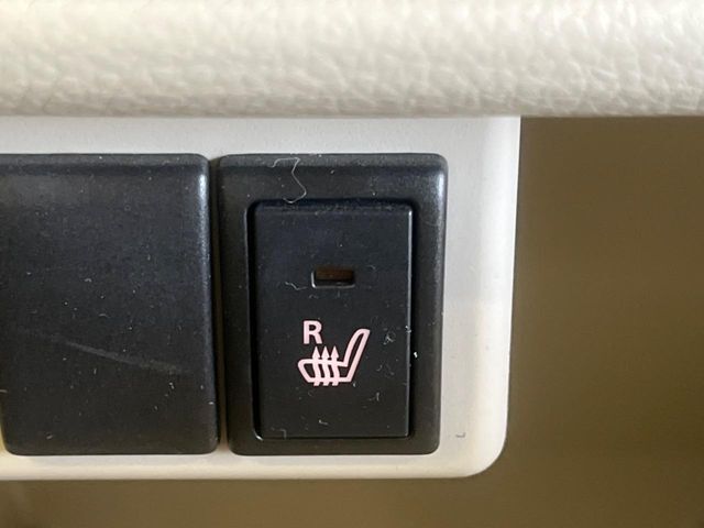 【運転席シートヒーター】運転席にはシートヒーターを装備。季節を問わず快適にドライブできます。