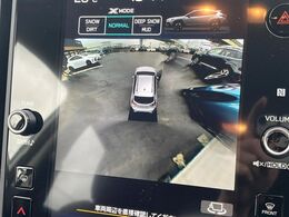 【マルチテレインモニター】車のフロントやサイドのカメラ画像を同時にモニター表示することで、悪路や狭い道を走行時でも周囲の状況確認ができ安心！本格SUVにうれしい装備です♪