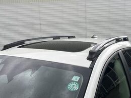 【サンルーフ+ルーフレール】開放感たっぷりの希少装備、サンルーフが装着されています！車内に明かりを取り入れたり景色を楽しむ以外にも、車内の空気も簡単に換気できて快適です！