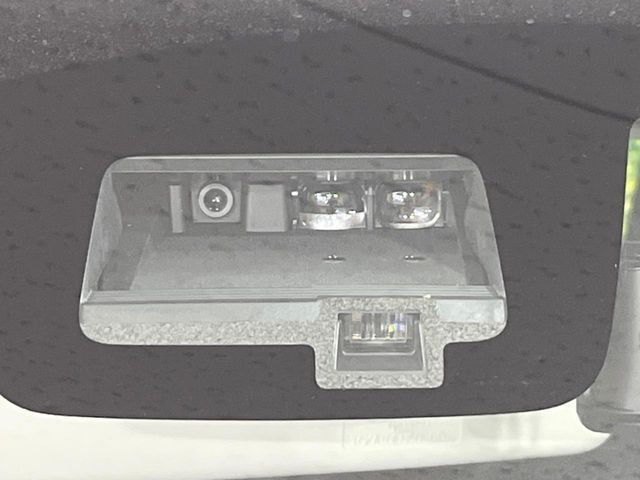 【スズキ　セーフティサポート】走行中に前方の車両等を認識し、衝突しそうな時は警報とブレーキで衝突回避と被害軽減をアシスト。より安全にドライブをお楽しみいただけます。