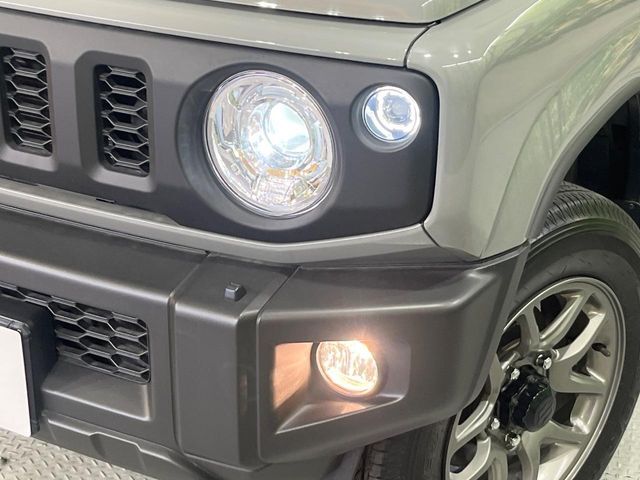 【LEDヘッドライト】悪天候や夜間走行時も良好な視界を確保し安心して運転できる高輝度LEDヘッドライトを装備！点灯速度が早く、消費電力も抑えられています。