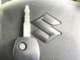 【キーレス】少し離れた場所からでもボタン一つでドアの開錠・施錠ができるのでとっても便利！ドアの鍵穴周りに傷をつけることもありません♪