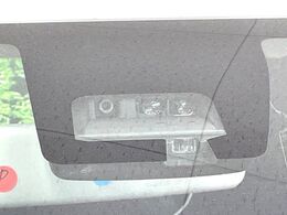 【スズキ　セーフティサポート】走行中に前方の車両等を認識し、衝突しそうな時は警報とブレーキで衝突回避と被害軽減をアシスト。より安全にドライブをお楽しみいただけます。