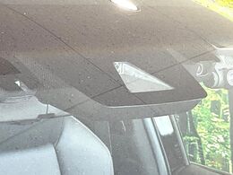 【プリクラッシュセーフティ】前方の車両等を検知し、衝突しそうな時は警報で注意を促し、ブレーキを踏む力をサポート。ブレーキを踏めなかった場合は衝突被害軽減ブレーキが作動、衝突回避をサポートします。