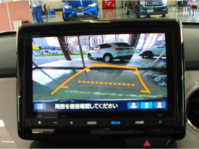 障害物や人をしっかりと視認できるので駐車時などクルマを後退させる際に便利なバックカメラ搭載