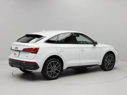 quattro（4WD）で雪道や滑りやすい道路はもちろんのこと日常の運転シーンでも安心と安全、さらにスポーティーなドライビング体験を提供します