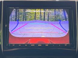 【バックカメラ】駐車時に後方がリアルタイム映像で確認できます。大型商業施設や立体駐車場での駐車時や、夜間のバック時に大活躍！運転スキルに関わらず、今や必須となった装備のひとつです！