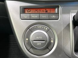 【オートエアコン】一度お好みの温度に設定すれば、車内の温度を検知し風量や温度を自動で調整。暑い…寒い…と何度もスイッチ操作をする必要はありません。快適な車内空間には必須の機能ですね♪