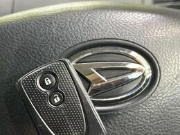 【キーフリーシステム】カバンやポケットに入れたままでもドアの施錠・解錠が可能なスマートキーを装備。エンジンのオン・オフ時もカギを取り出す必要が無いからとっても便利です♪