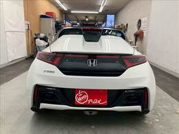 初の車を購入されるお客様が多いのも、このお店の特徴です。だからこそ、安心して乗って頂ける様に保証やロードサービスも充実させています。