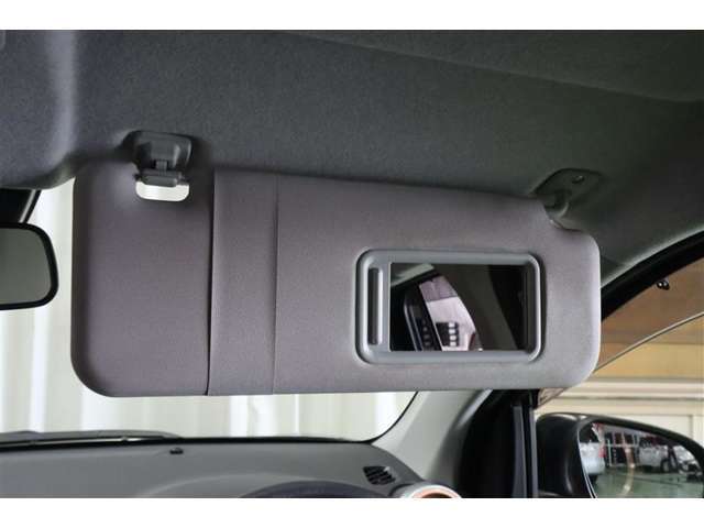急いで外出！！そんな時でも降車前にササっと身だしなみをチェック！あると便利な装備品です。