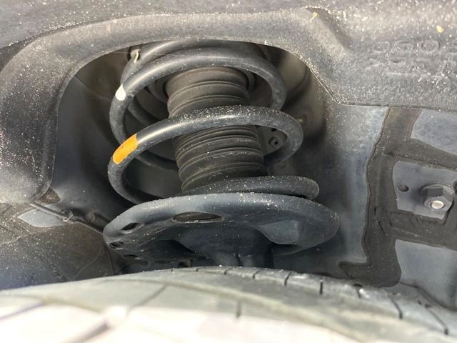 お車を安心してお乗りいただく為には、足回りの定期点検が欠かせません。サービスサポート（有償保証）では無料点検もご提供しており、安心のカーライフをお過ごしいただけるサポート体制が整っています。
