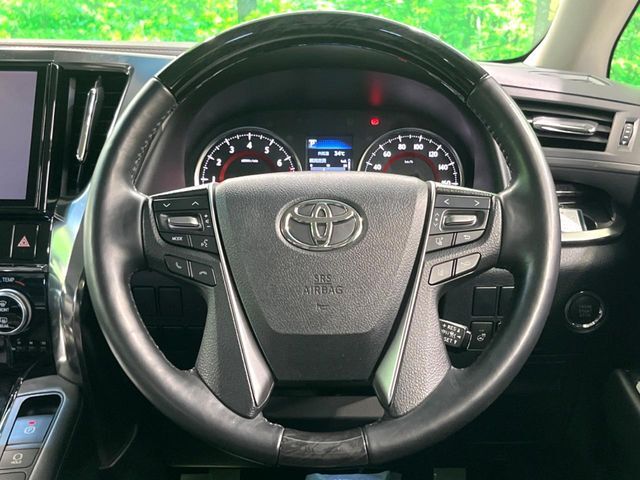 【ステアリングヒーター】冬場に冷たくなりやすい革巻きステアリングを、スイッチ一つで素早く適温に！エアコンよりも早く温まってくれるので、寒い日の運転も快適になりますね♪