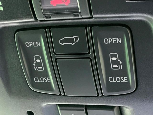 【両側パワースライドドア】スマートキーや運転席のスイッチで後席両側スライドドアの開閉が可能♪電動だから力を入れてドアを開ける必要が無く、小さなお子様でも簡単に開け閉めでき快適です♪