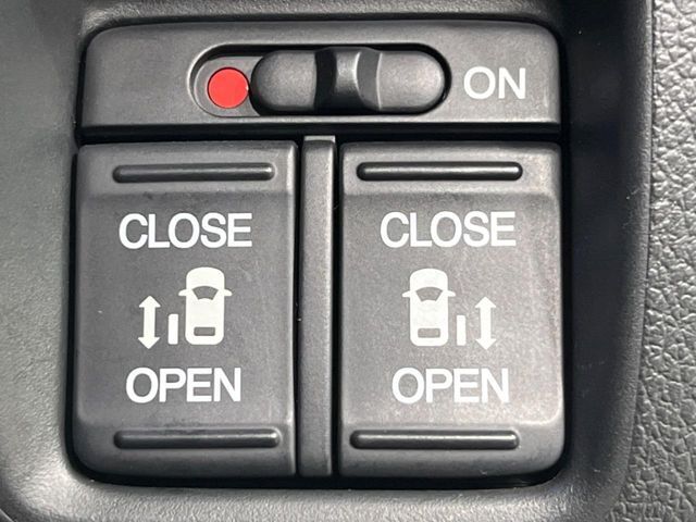 【両側パワースライドドア】スマートキーや運転席のスイッチで後席両側スライドドアの開閉が可能♪電動だから力を入れてドアを開ける必要が無く、小さなお子様でも簡単に開け閉めでき快適です♪